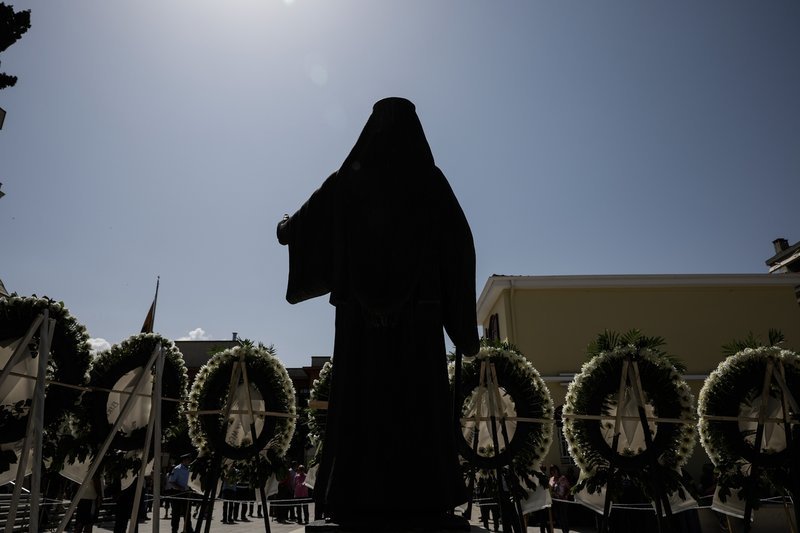 Πλήθος κόσμου στην κηδεία του Χάρρυ Κλυνν -Παρών και ο πρωθυπουργός Αλέξης Τσίπρας [εικόνες] | iefimerida.gr 3