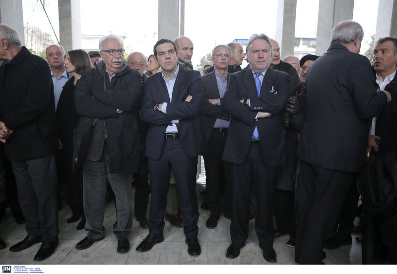 Το τελευταίο αντίο στον Θόδωρο Μιχόπουλο -Δάκρυσε ο Αλέξης Τσίπρας στην κηδεία [βίντεο] | iefimerida.gr 15