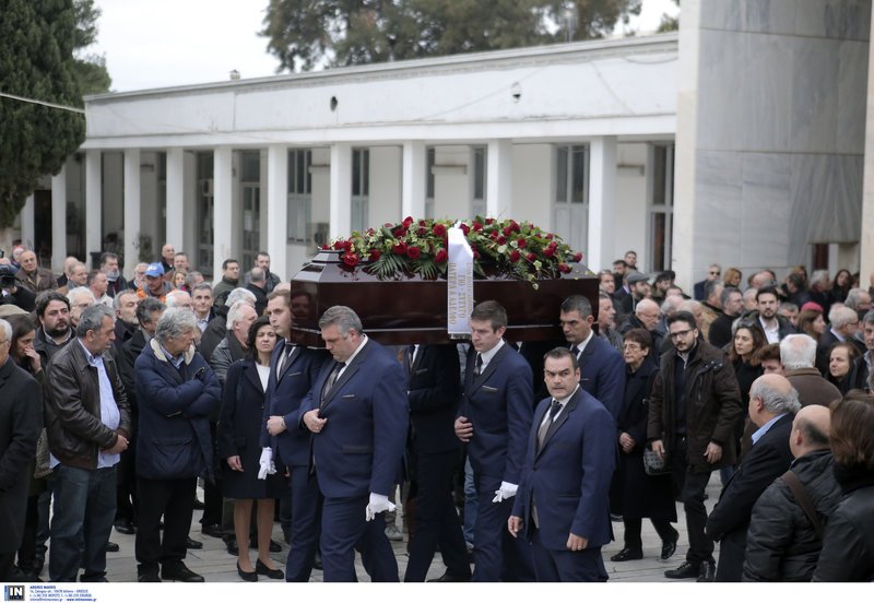 Το τελευταίο αντίο στον Θόδωρο Μιχόπουλο -Δάκρυσε ο Αλέξης Τσίπρας στην κηδεία [βίντεο] | iefimerida.gr 16