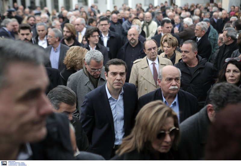 Το τελευταίο αντίο στον Θόδωρο Μιχόπουλο -Δάκρυσε ο Αλέξης Τσίπρας στην κηδεία [βίντεο] | iefimerida.gr 17