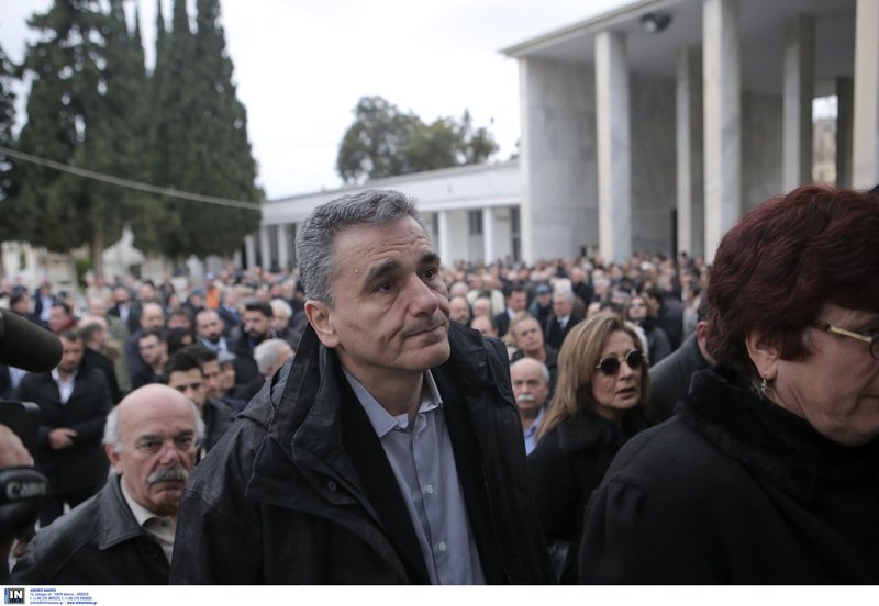 Το τελευταίο αντίο στον Θόδωρο Μιχόπουλο -Δάκρυσε ο Αλέξης Τσίπρας στην κηδεία [βίντεο] | iefimerida.gr 20