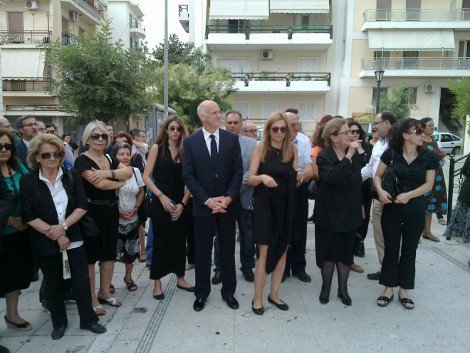 Συγγενείς και φίλοι είπαν το τελευταίο αντίο στην Θεανώ Παπαπάνου, πεθερά του Γιώργου Παπανδρέου [εικόνες] | iefimerida.gr 0