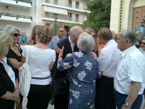 Συγγενείς και φίλοι είπαν το τελευταίο αντίο στην Θεανώ Παπαπάνου, πεθερά του Γιώργου Παπανδρέου [εικόνες] | iefimerida.gr 1