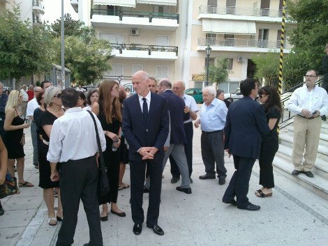 Συγγενείς και φίλοι είπαν το τελευταίο αντίο στην Θεανώ Παπαπάνου, πεθερά του Γιώργου Παπανδρέου [εικόνες] | iefimerida.gr 2