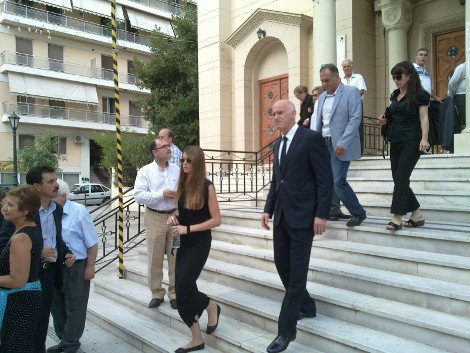 Συγγενείς και φίλοι είπαν το τελευταίο αντίο στην Θεανώ Παπαπάνου, πεθερά του Γιώργου Παπανδρέου [εικόνες] | iefimerida.gr 3