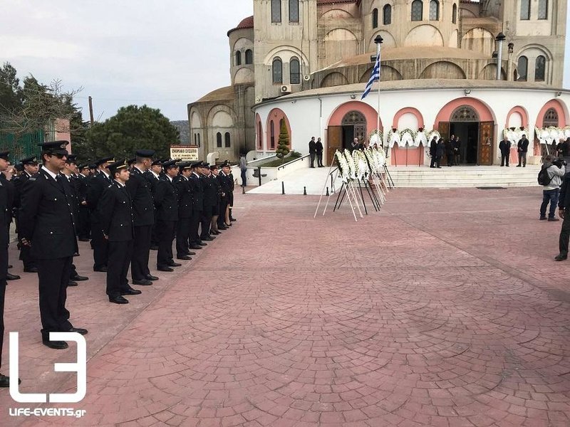 Θρήνος στην κηδεία του πυροσβέστη στη Θεσσαλονίκη [εικόνες & βίντεο] | iefimerida.gr 0