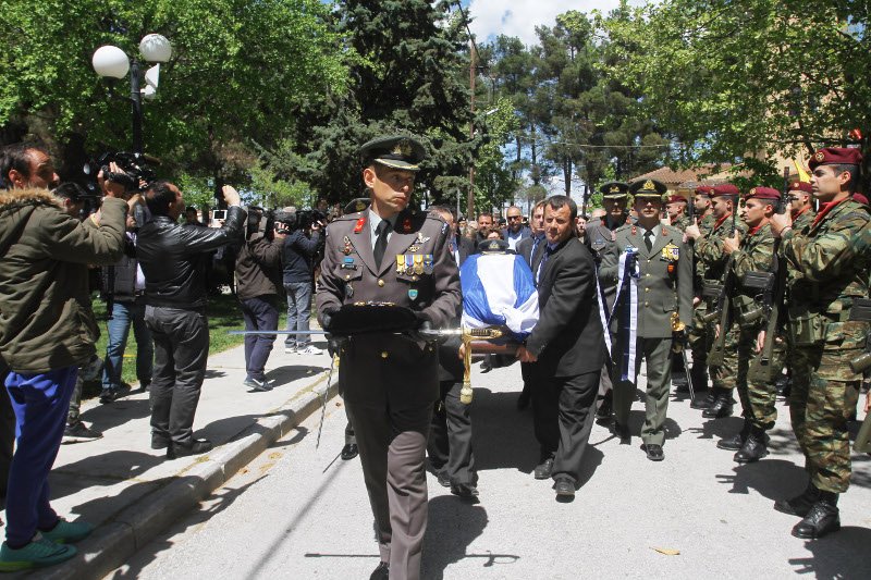 Θρήνος στην κηδεία του χειριστή του μοιραίου στρατιωτικού ελικοπτέρου [εικόνες] | iefimerida.gr 1