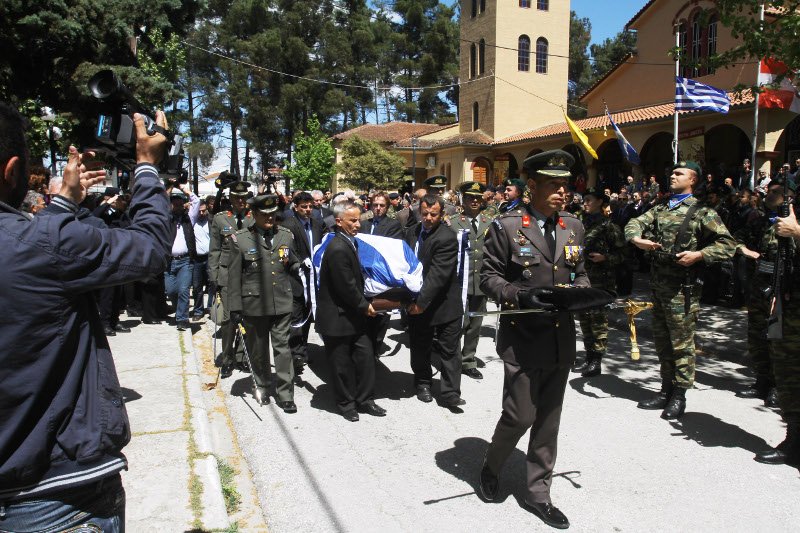 Θρήνος στην κηδεία του χειριστή του μοιραίου στρατιωτικού ελικοπτέρου [εικόνες] | iefimerida.gr 2