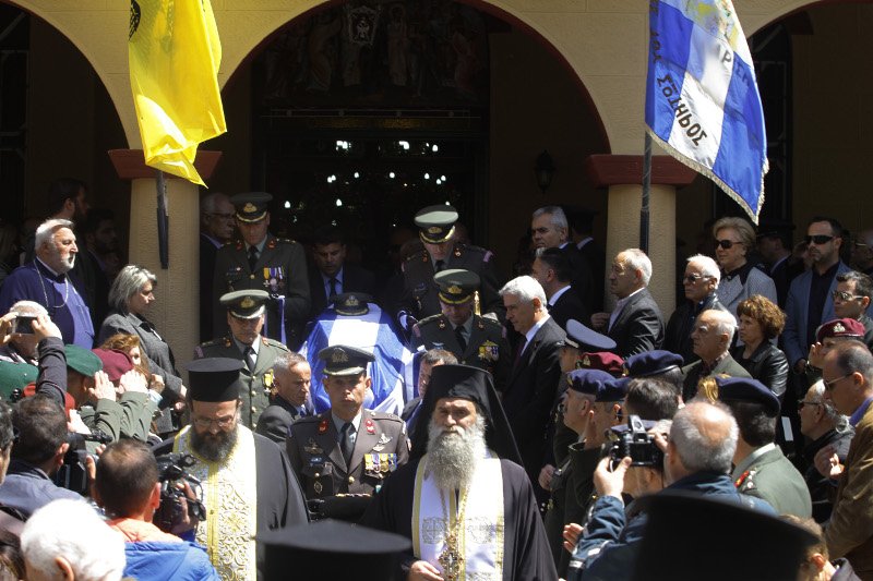 Θρήνος στην κηδεία του χειριστή του μοιραίου στρατιωτικού ελικοπτέρου [εικόνες] | iefimerida.gr 3