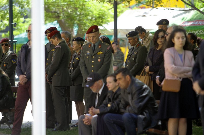 Θρήνος στην κηδεία του χειριστή του μοιραίου στρατιωτικού ελικοπτέρου [εικόνες] | iefimerida.gr 4