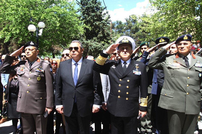 Θρήνος στην κηδεία του χειριστή του μοιραίου στρατιωτικού ελικοπτέρου [εικόνες] | iefimerida.gr 5