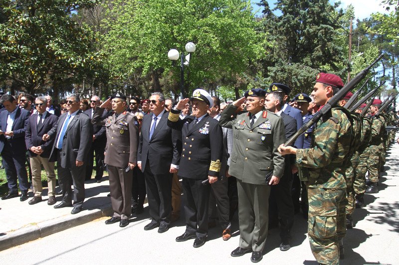 Θρήνος στην κηδεία του χειριστή του μοιραίου στρατιωτικού ελικοπτέρου [εικόνες] | iefimerida.gr 6