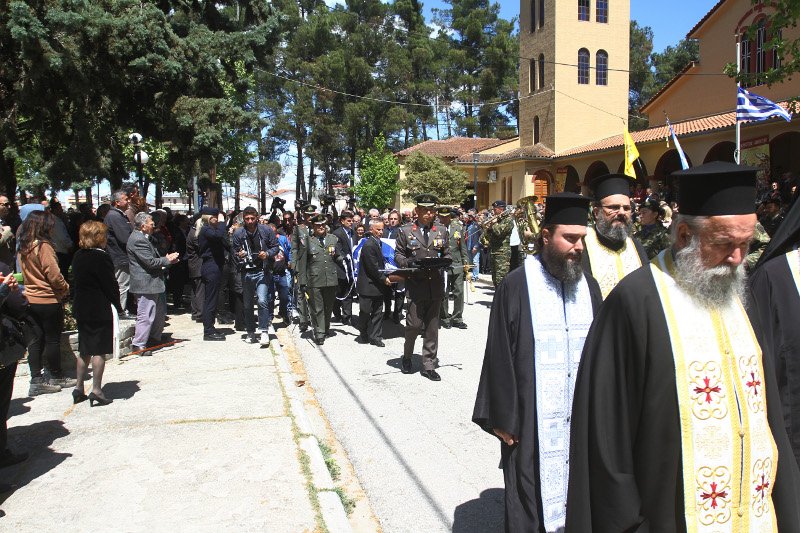 Θρήνος στην κηδεία του χειριστή του μοιραίου στρατιωτικού ελικοπτέρου [εικόνες] | iefimerida.gr 7