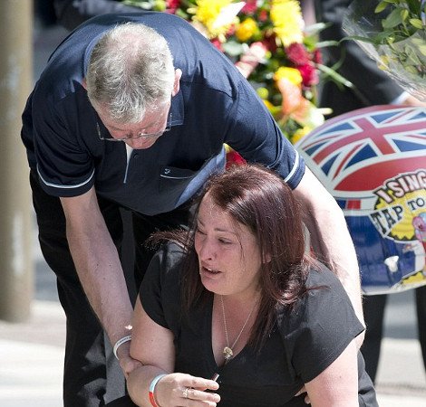 Θρήνος στο δρόμο που δολοφονήθηκε ο Βρετανός στρατιώτης [εικόνες]  | iefimerida.gr 0