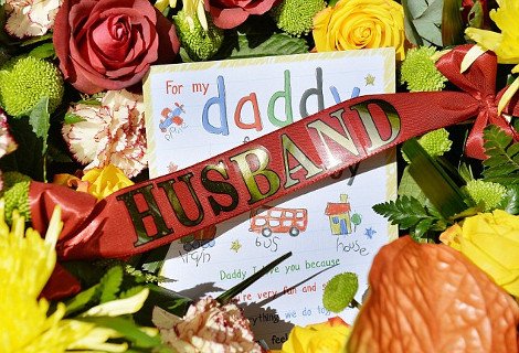 Θρήνος στο δρόμο που δολοφονήθηκε ο Βρετανός στρατιώτης [εικόνες]  | iefimerida.gr 1