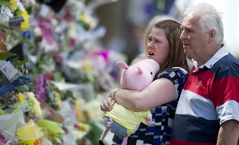 Θρήνος στο δρόμο που δολοφονήθηκε ο Βρετανός στρατιώτης [εικόνες]  | iefimerida.gr 2