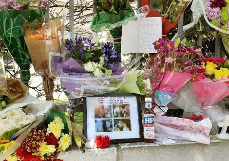 Θρήνος στο δρόμο που δολοφονήθηκε ο Βρετανός στρατιώτης [εικόνες]  | iefimerida.gr 3