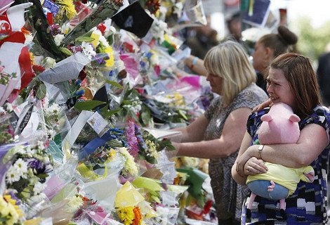 Θρήνος στο δρόμο που δολοφονήθηκε ο Βρετανός στρατιώτης [εικόνες]  | iefimerida.gr 4