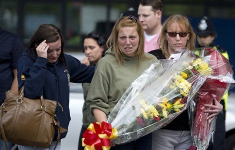 Θρήνος στο δρόμο που δολοφονήθηκε ο Βρετανός στρατιώτης [εικόνες]  | iefimerida.gr 5