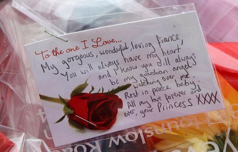 Θρήνος στο δρόμο που δολοφονήθηκε ο Βρετανός στρατιώτης [εικόνες]  | iefimerida.gr 6