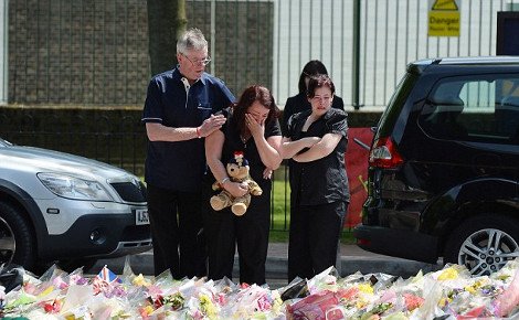 Θρήνος στο δρόμο που δολοφονήθηκε ο Βρετανός στρατιώτης [εικόνες]  | iefimerida.gr 7