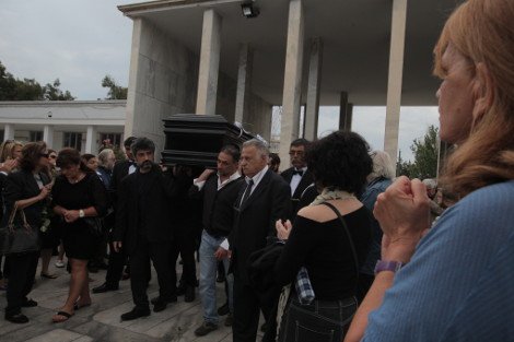 Θρήνος στο τελευταίο αντίο στον μεγάλο ηθοποιό και θεατρικό σκηνοθέτη Λευτέρη Βογιατζή [εικόνες] | iefimerida.gr 2