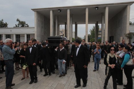 Θρήνος στο τελευταίο αντίο στον μεγάλο ηθοποιό και θεατρικό σκηνοθέτη Λευτέρη Βογιατζή [εικόνες] | iefimerida.gr 1