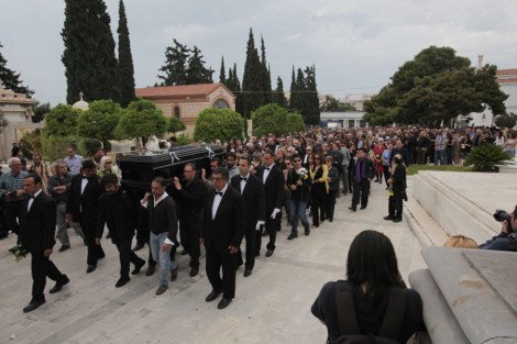 Θρήνος στο τελευταίο αντίο στον μεγάλο ηθοποιό και θεατρικό σκηνοθέτη Λευτέρη Βογιατζή [εικόνες] | iefimerida.gr 0