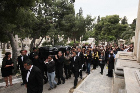 Θρήνος στο τελευταίο αντίο στον μεγάλο ηθοποιό και θεατρικό σκηνοθέτη Λευτέρη Βογιατζή [εικόνες] | iefimerida.gr 5