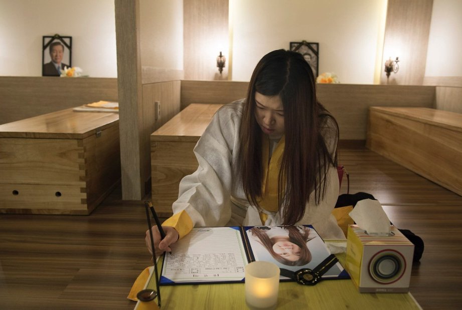 Πηγαίνουν ζωντανοί στην κηδεία τους -Μία περίεργη «θεραπεία» για την κατάθλιψη και το άγχος [εικόνες] | iefimerida.gr 4