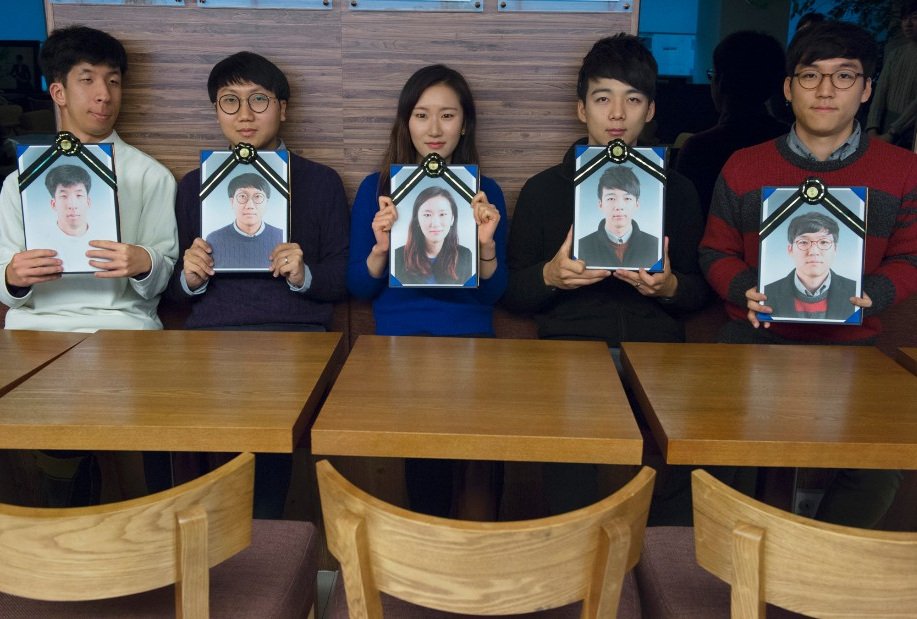 Πηγαίνουν ζωντανοί στην κηδεία τους -Μία περίεργη «θεραπεία» για την κατάθλιψη και το άγχος [εικόνες] | iefimerida.gr 5