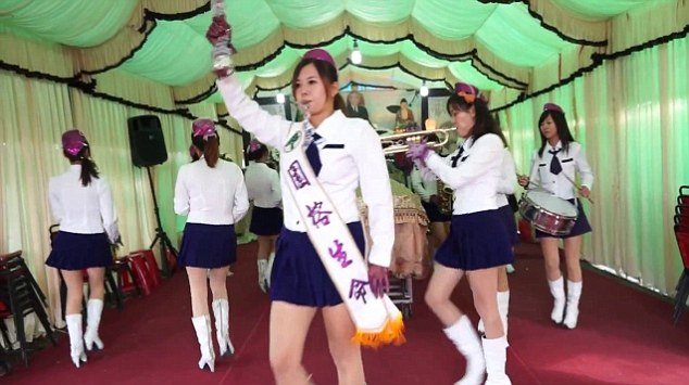 Προσλαμβάνουν «καυτά» συγκροτήματα για να τραγουδήσουν στις κηδείες – Η αλλόκοτη τρέλα που σαρώνει στην Ταϊβάν [εικόνες]  | iefimerida.gr 1