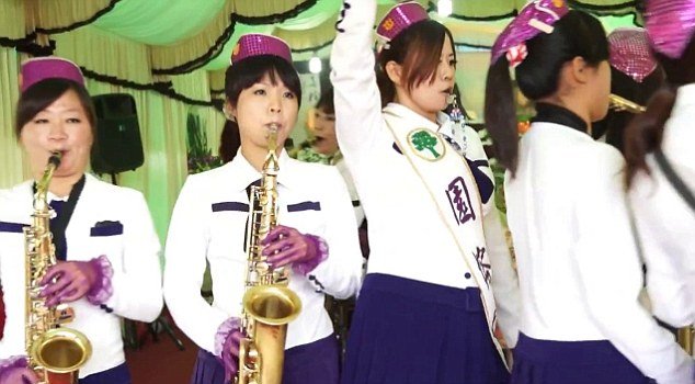 Προσλαμβάνουν «καυτά» συγκροτήματα για να τραγουδήσουν στις κηδείες – Η αλλόκοτη τρέλα που σαρώνει στην Ταϊβάν [εικόνες]  | iefimerida.gr 2