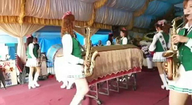 Προσλαμβάνουν «καυτά» συγκροτήματα για να τραγουδήσουν στις κηδείες – Η αλλόκοτη τρέλα που σαρώνει στην Ταϊβάν [εικόνες]  | iefimerida.gr 3