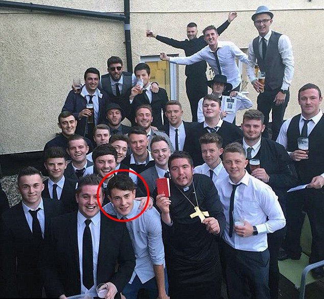 Παρέα «έκλαψε» φίλο τους επειδή βρήκε κοπέλα -Του έκαναν κανονική κηδεία [εικόνες] | iefimerida.gr 0