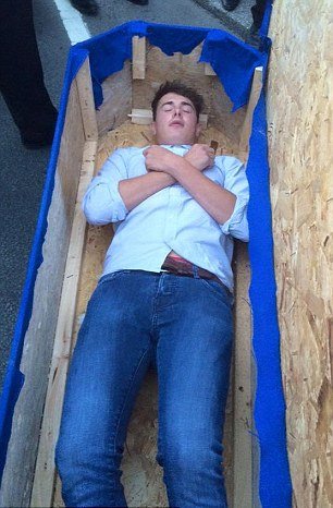 Παρέα «έκλαψε» φίλο τους επειδή βρήκε κοπέλα -Του έκαναν κανονική κηδεία [εικόνες] | iefimerida.gr 1