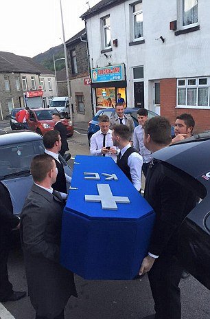 Παρέα «έκλαψε» φίλο τους επειδή βρήκε κοπέλα -Του έκαναν κανονική κηδεία [εικόνες] | iefimerida.gr 3