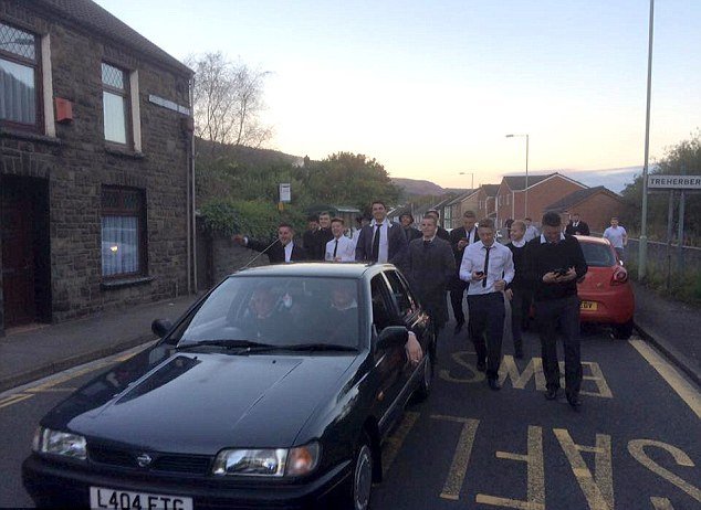 Παρέα «έκλαψε» φίλο τους επειδή βρήκε κοπέλα -Του έκαναν κανονική κηδεία [εικόνες] | iefimerida.gr 4