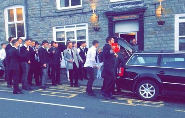 Παρέα «έκλαψε» φίλο τους επειδή βρήκε κοπέλα -Του έκαναν κανονική κηδεία [εικόνες] | iefimerida.gr 5