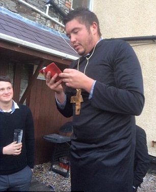 Παρέα «έκλαψε» φίλο τους επειδή βρήκε κοπέλα -Του έκαναν κανονική κηδεία [εικόνες] | iefimerida.gr 6