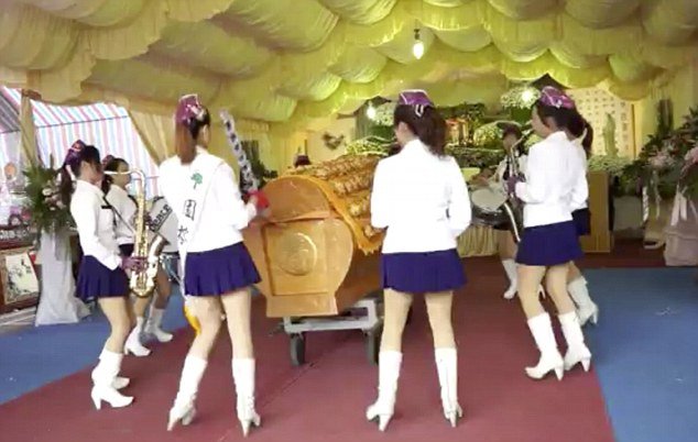 Προσλαμβάνουν «καυτά» συγκροτήματα για να τραγουδήσουν στις κηδείες – Η αλλόκοτη τρέλα που σαρώνει στην Ταϊβάν [εικόνες]  | iefimerida.gr 0