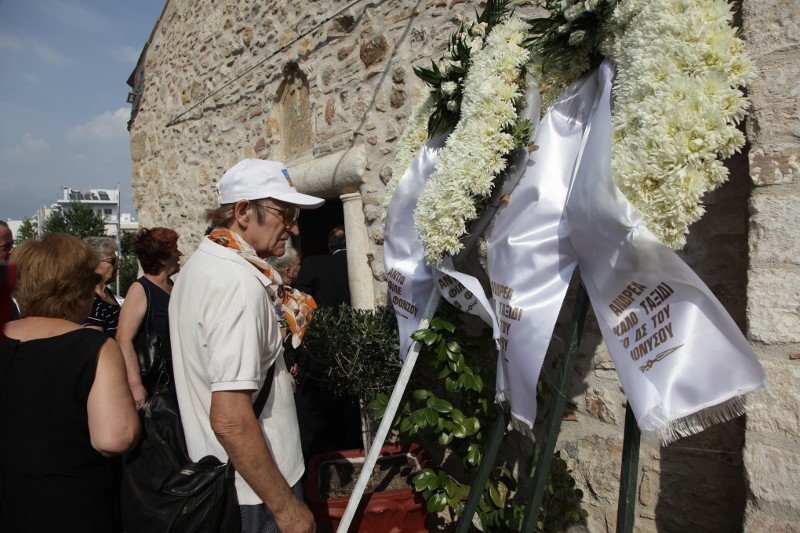 Σπαραγμός στην κηδεία του Ανδρέα Μπάρκουλη -Τραγικές φιγούρες η σύζυγος και ο γιος του [εικόνες] | iefimerida.gr 18