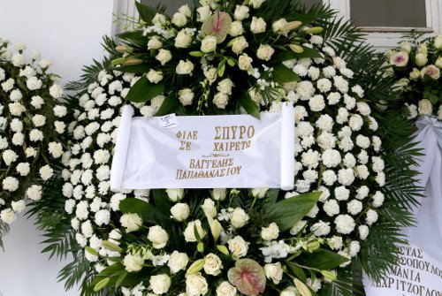 Σύσσωμος ο καλλιτεχνικός κόσμος αποχαιρέτησε τον Σπύρο Ευαγγελάτο [εικόνες] | iefimerida.gr 2