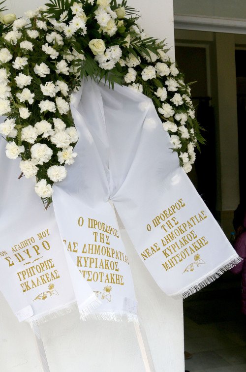 Σύσσωμος ο καλλιτεχνικός κόσμος αποχαιρέτησε τον Σπύρο Ευαγγελάτο [εικόνες] | iefimerida.gr 1