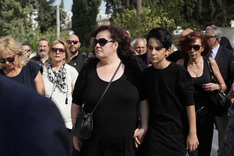 Σπαραγμός στην κηδεία του Ανδρέα Μπάρκουλη -Τραγικές φιγούρες η σύζυγος και ο γιος του [εικόνες] | iefimerida.gr 0
