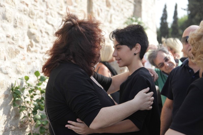 Σπαραγμός στην κηδεία του Ανδρέα Μπάρκουλη -Τραγικές φιγούρες η σύζυγος και ο γιος του [εικόνες] | iefimerida.gr 2