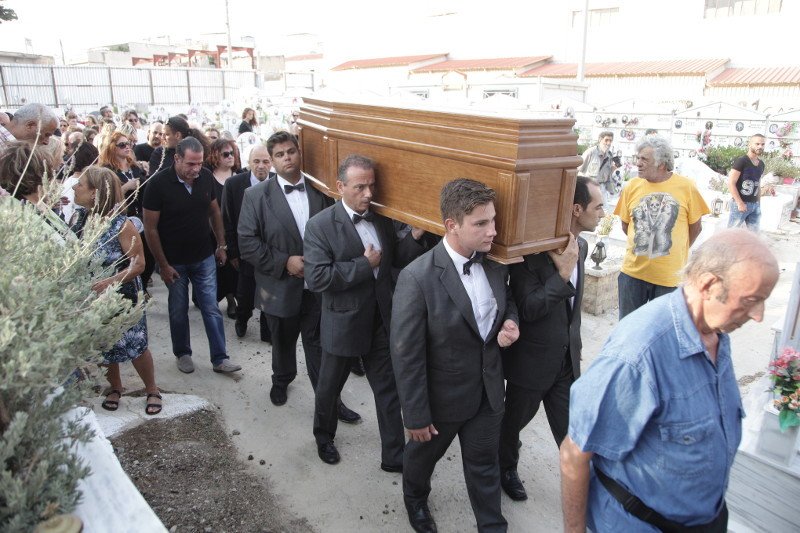 Σπαραγμός στην κηδεία του Ανδρέα Μπάρκουλη -Τραγικές φιγούρες η σύζυγος και ο γιος του [εικόνες] | iefimerida.gr 9