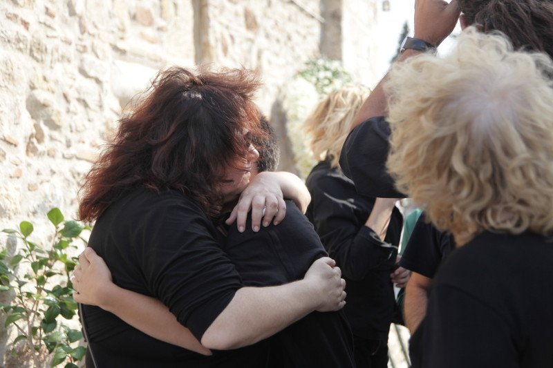 Σπαραγμός στην κηδεία του Ανδρέα Μπάρκουλη -Τραγικές φιγούρες η σύζυγος και ο γιος του [εικόνες] | iefimerida.gr 3