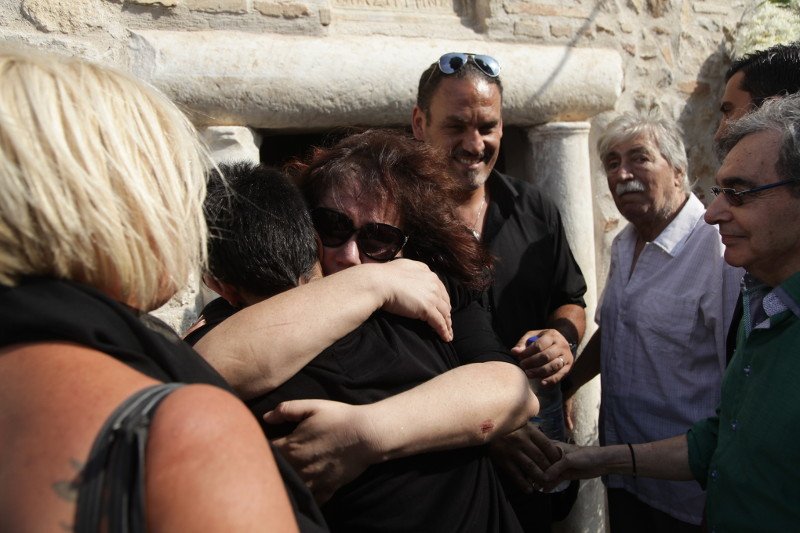 Σπαραγμός στην κηδεία του Ανδρέα Μπάρκουλη -Τραγικές φιγούρες η σύζυγος και ο γιος του [εικόνες] | iefimerida.gr 4