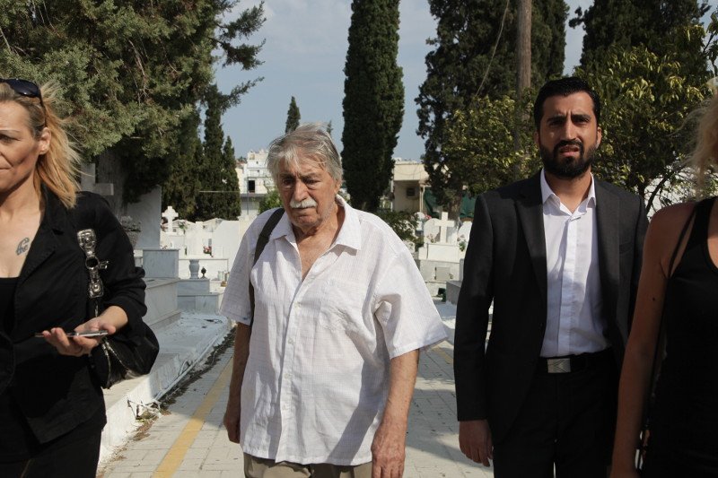 Σπαραγμός στην κηδεία του Ανδρέα Μπάρκουλη -Τραγικές φιγούρες η σύζυγος και ο γιος του [εικόνες] | iefimerida.gr 6